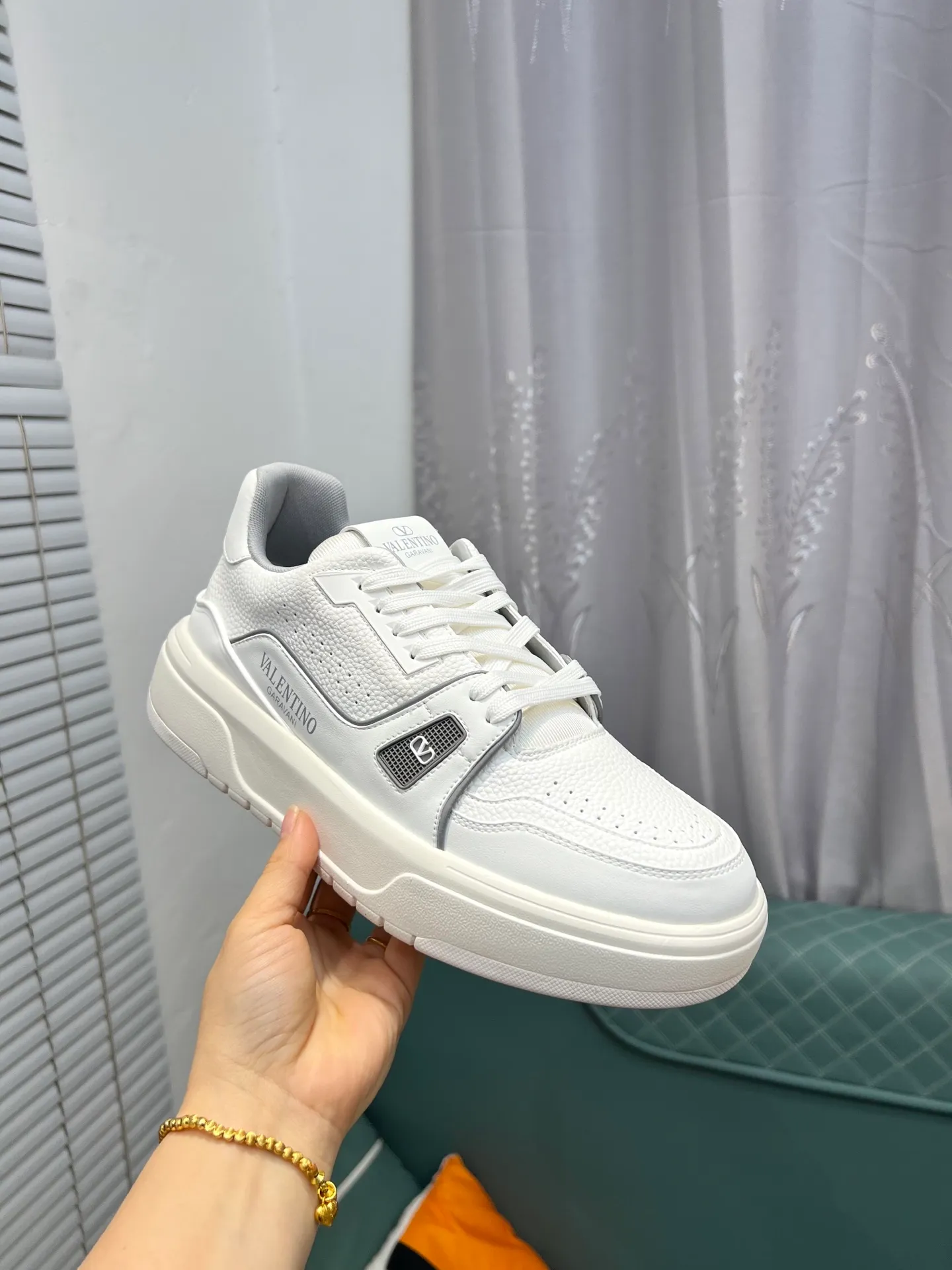Men's men's shoes 💰660 𝑽𝒂𝒍𝒆𝒏𝒕𝒊𝒏𝒐 Valentino 𝑶𝒏𝒆𝑺𝒕𝒖𝒅 Couple's sneaker series Valentino 2025 latest couple's sneakers, celebrity style, hot sale. The original ZP was purchased and dismantled. Repeated pattern making and modification. I strive to restore the original version 1:1! Top luxury masterpiece, soft and comfortable, combining fashion and leisure, bringing excellent elegant texture and excellent on-foot comfort. Top purchase version upper: imported calfskin surface/original oil edge craftsmanship. Inner: water-dyed cowhide lining. Outsole: original development 𝐓𝐏𝐔 two-color combination outsole. Packaging: original configuration complete package. Code number: 35-44 yards. 34.45 can be customized. Can be customized (self-labeled-no label) order.